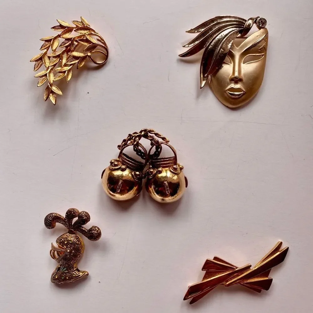 𝅺BUNDLE of 5 brooches, gold tone